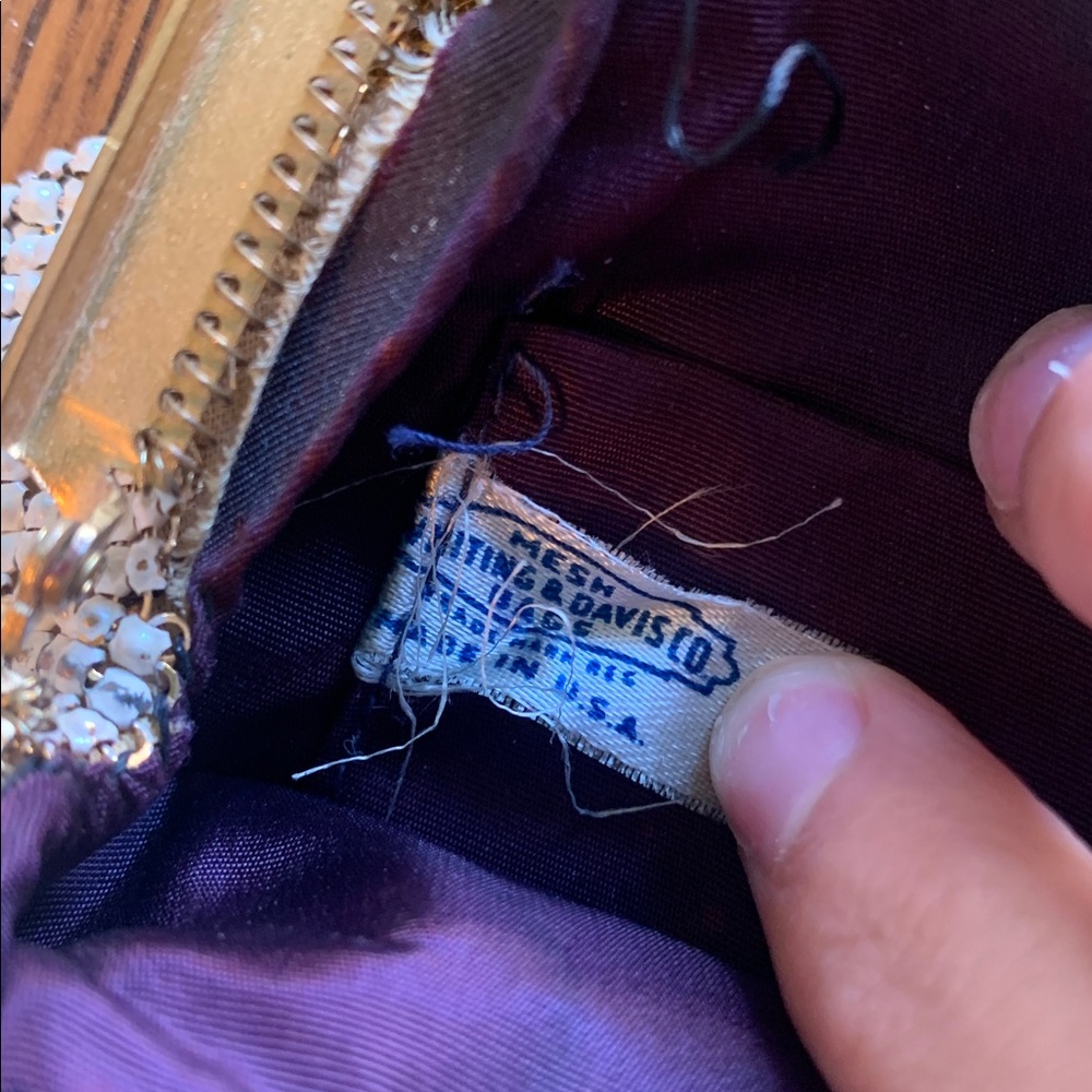 Vintage Whiting & Davis gold mesh purse with a purple lining - Picture 5 of 5